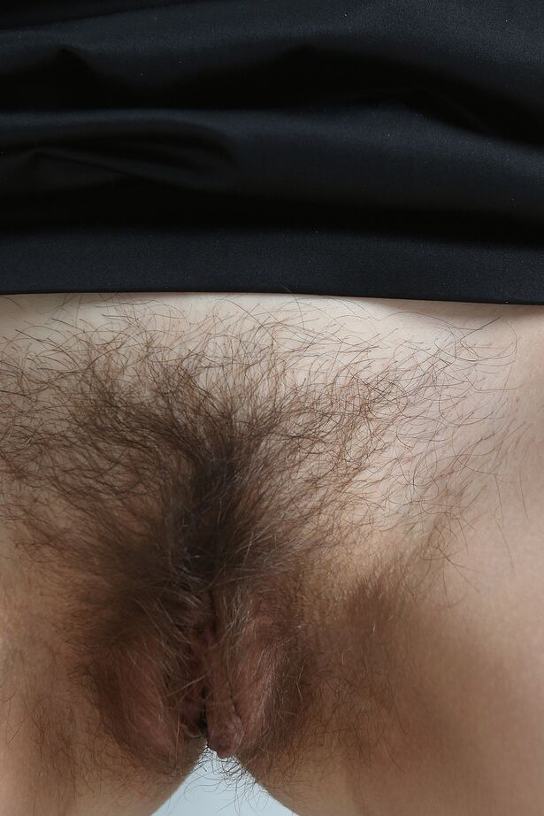15P Une femme de plus de 30 ans avec une chatte naturelle enlève sa tenue professionnelle pour être mannequin nue
