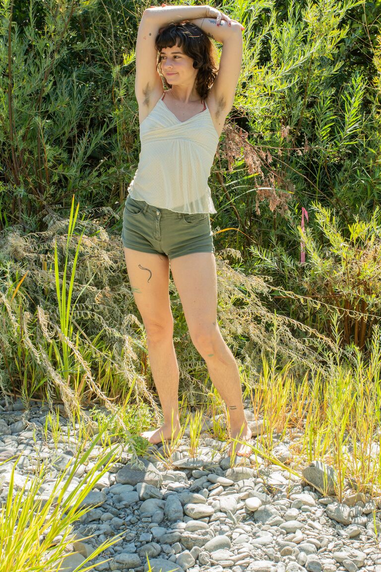 21P La amateur Jane Vervain revela su esbelto cuerpo tatuado