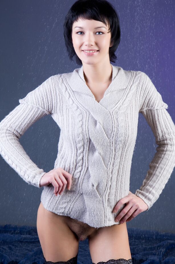 16P Loreen, une adolescente aux cheveux courts, enlève sa chemise et ses bas et prend une douche.