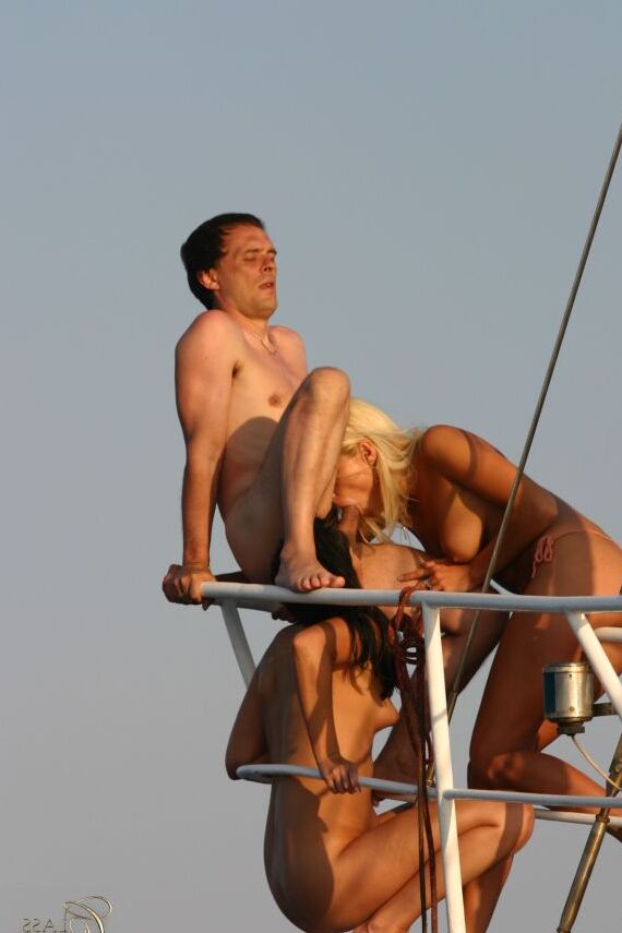 16P Cuatro chicas tienen sexo con 1 chico en su velero y en tierra firme