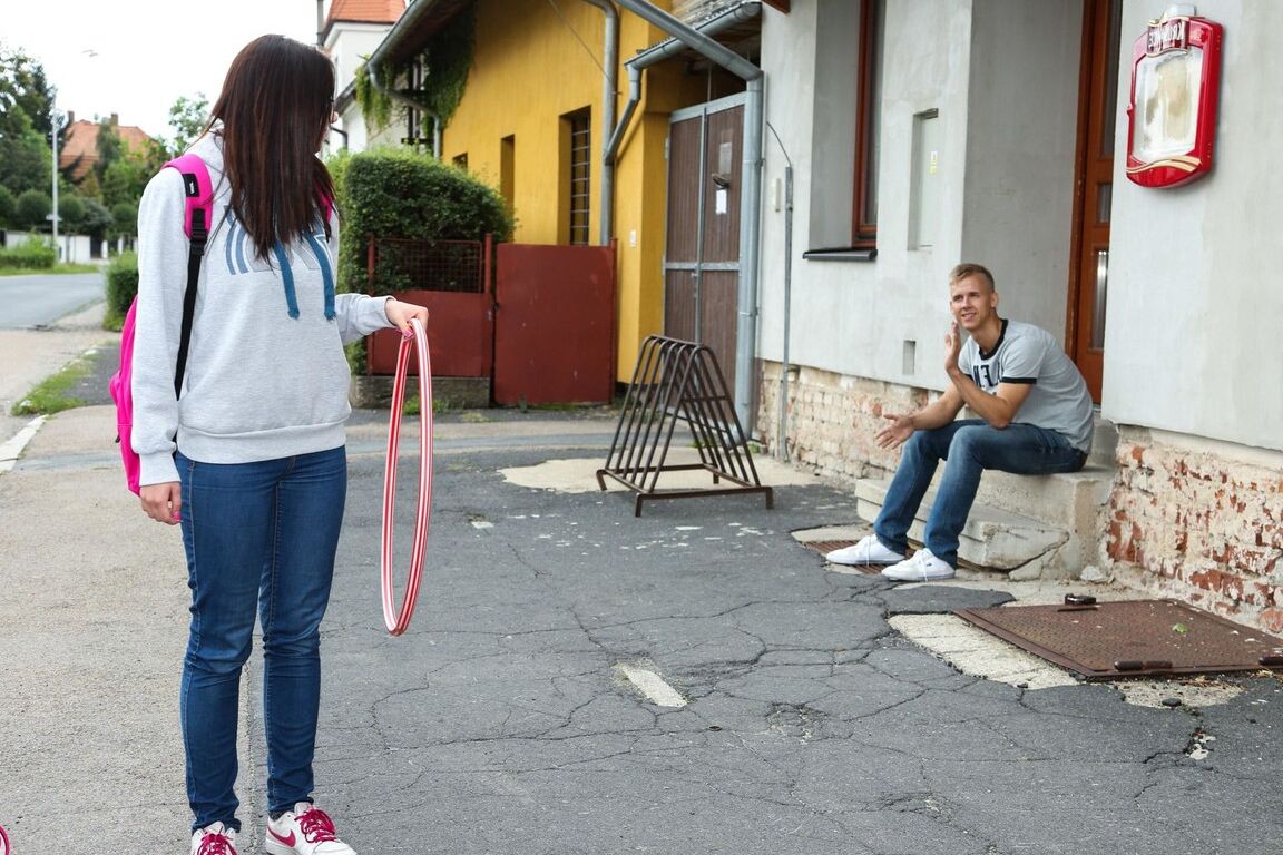 14P Chica adolescente con grandes tetas naturales se folla a un tipo en un campo de hierba