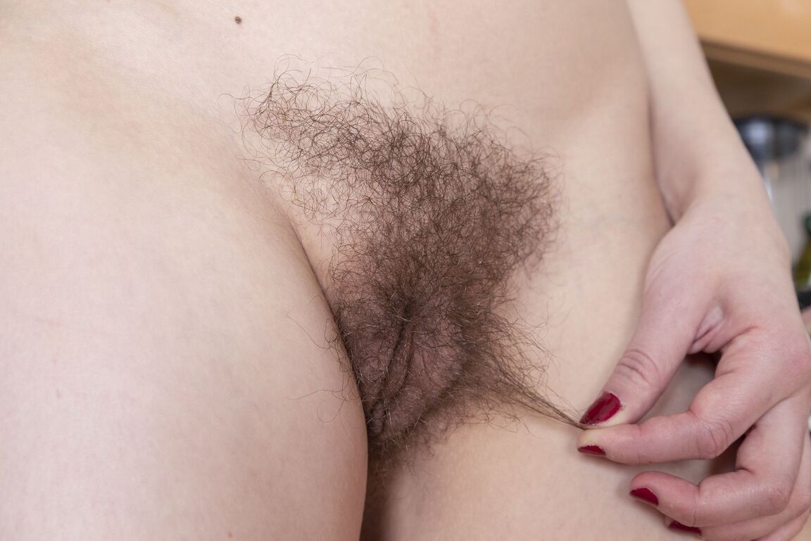 16P La amateur de pelo oscuro Little Olive se mete un consolador en el coño en la encimera de la cocina