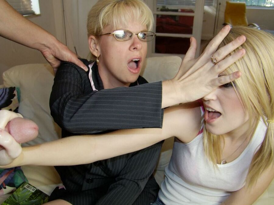 16P Blonde mature à lunettes partageant une bite et une éjaculation avec son amie adolescente