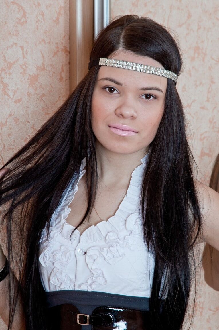 12P A bela adolescente Bonny lembra que é uma saia justa e calcinha antes de mostrar seu blush