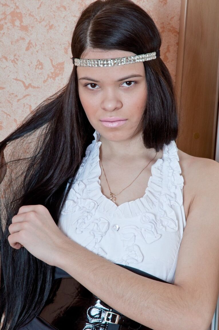 12P A bela adolescente Bonny lembra que é uma saia justa e calcinha antes de mostrar seu blush