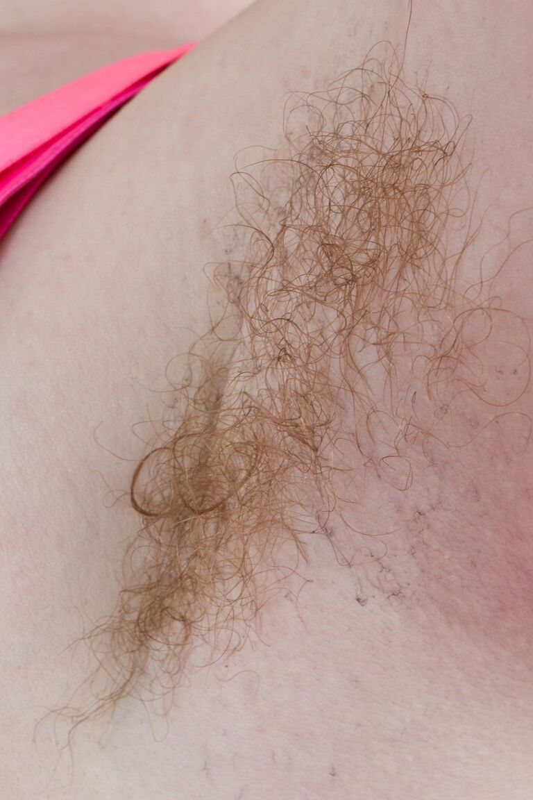 19P La esbelta querida vestida de rosa, Marka, se desnuda y hace alarde de su vagina peluda