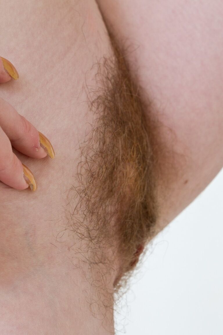 19P La esbelta querida vestida de rosa, Marka, se desnuda y hace alarde de su vagina peluda
