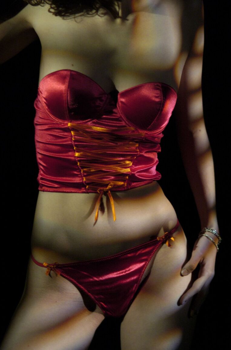 Les cheveux bouclés du modèle 16P Solo enlèvent sa lingerie sensuelle tout en travaillant ses hanches