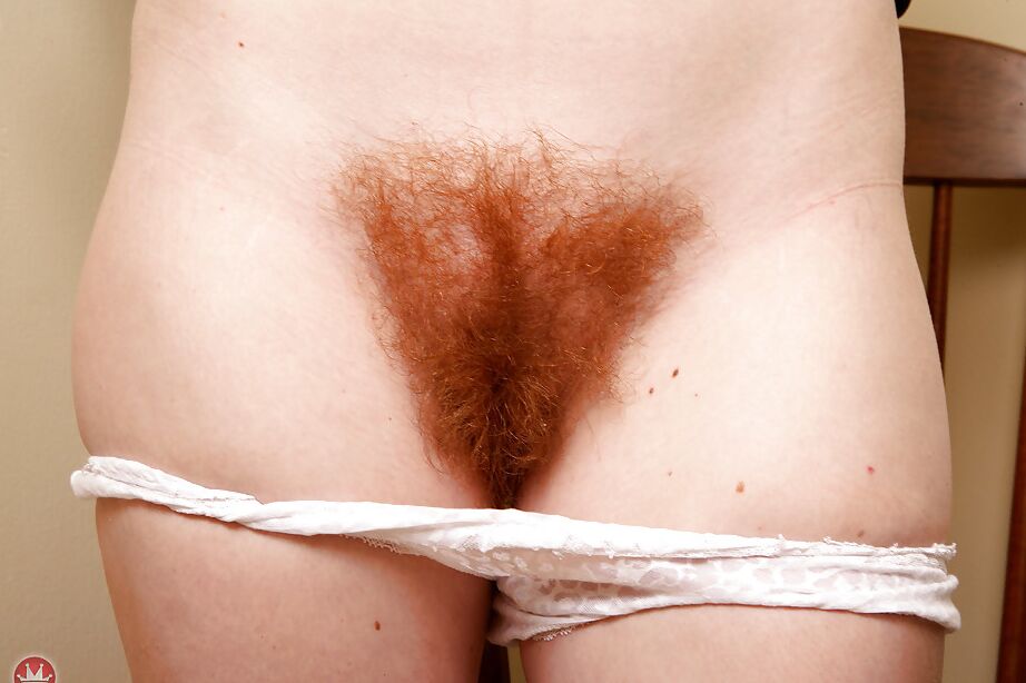 16P Esposa ruiva pequena Ana Molly puxando a calcinha para o lado para espalhar arbusto peludo
