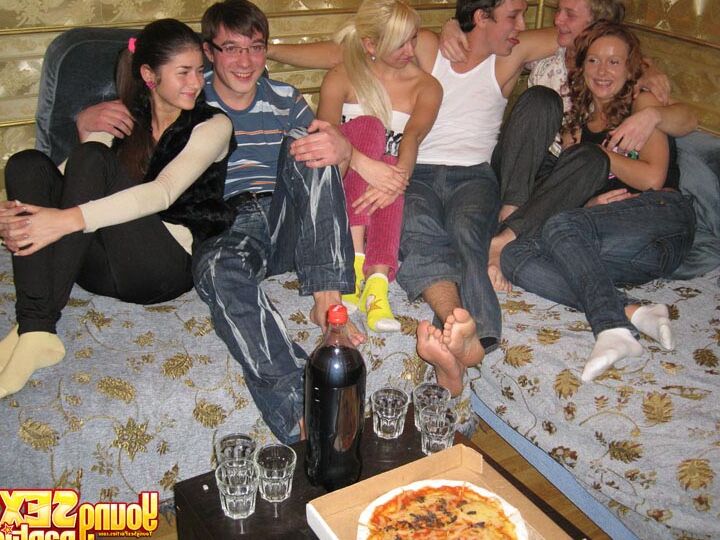 16P Junge Mädchen haben beim Besuch einer Pizzaparty Gruppensex