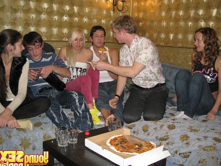 16P Junge Mädchen haben beim Besuch einer Pizzaparty Gruppensex