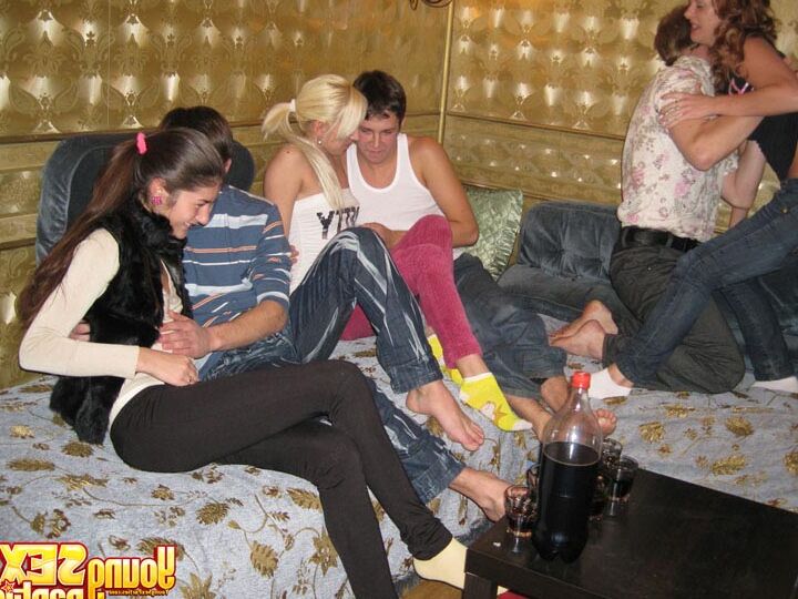16P Junge Mädchen haben beim Besuch einer Pizzaparty Gruppensex