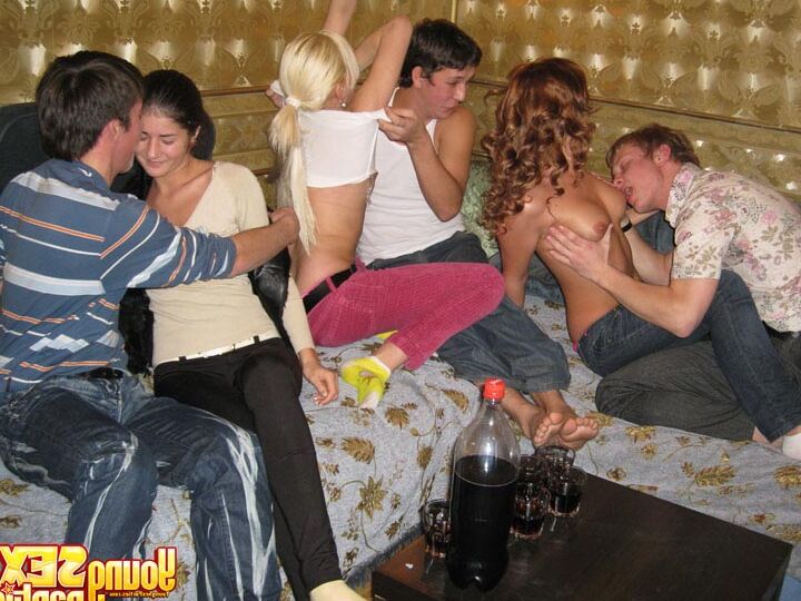 16P Junge Mädchen haben beim Besuch einer Pizzaparty Gruppensex