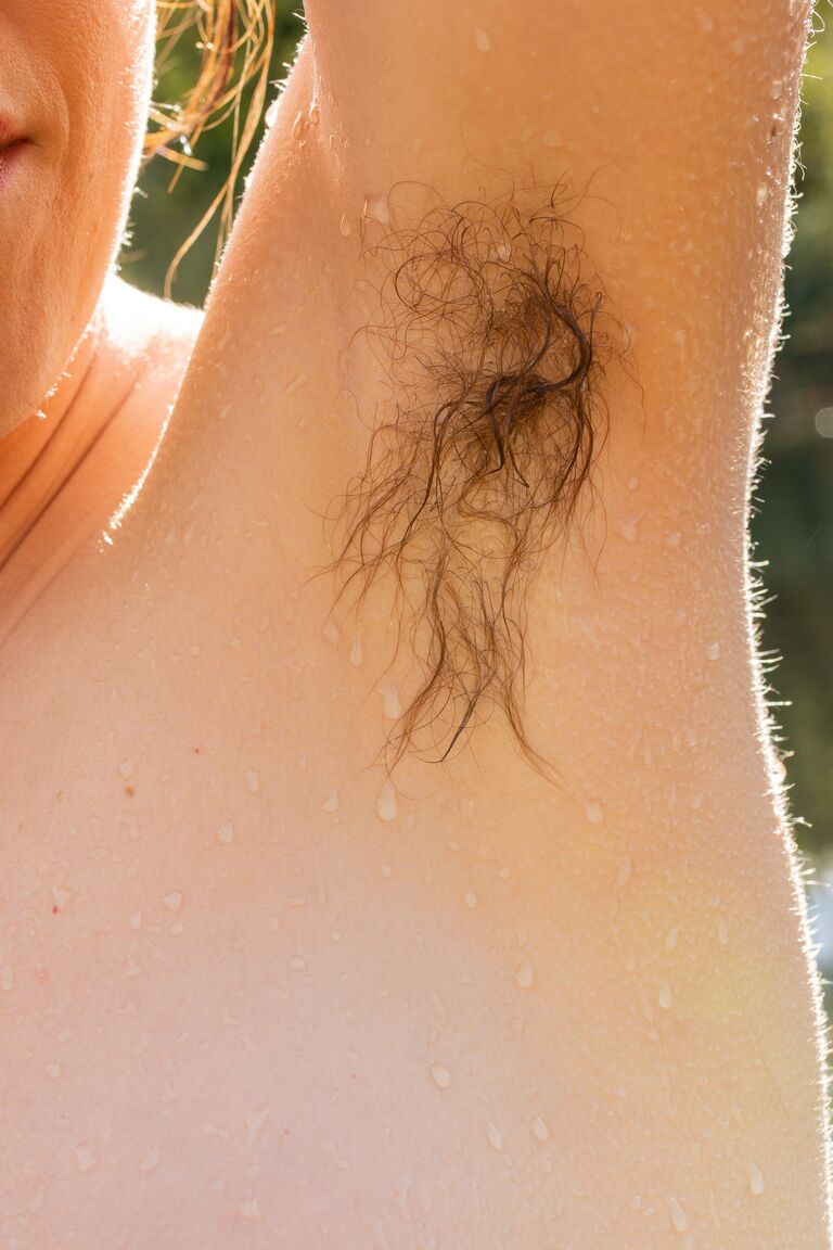 21P Caressa Silk amateur descalza mostrando su coño peludo