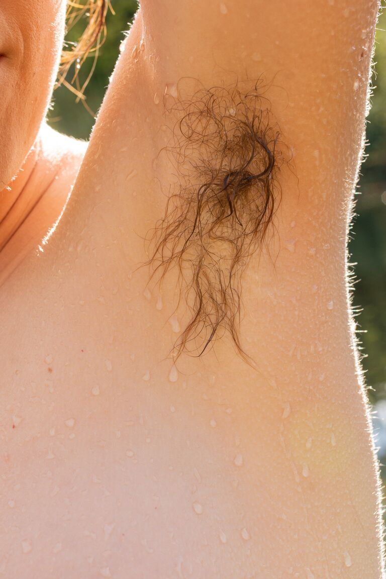 21P Caressa Silk amateur descalza mostrando su coño peludo