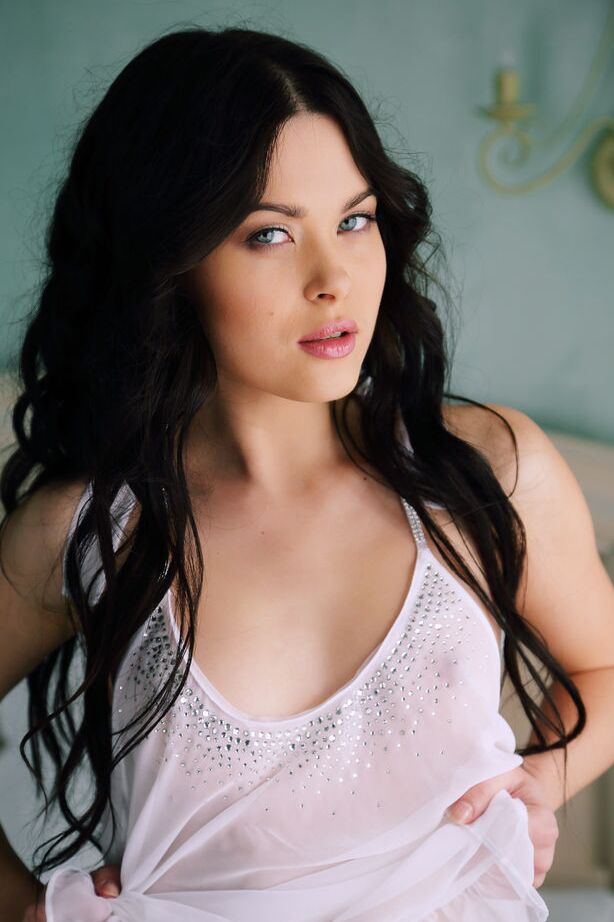 16P A bela adolescente de cabelos escuros Amelie B tira a lingerie branca para ficar nua na cama