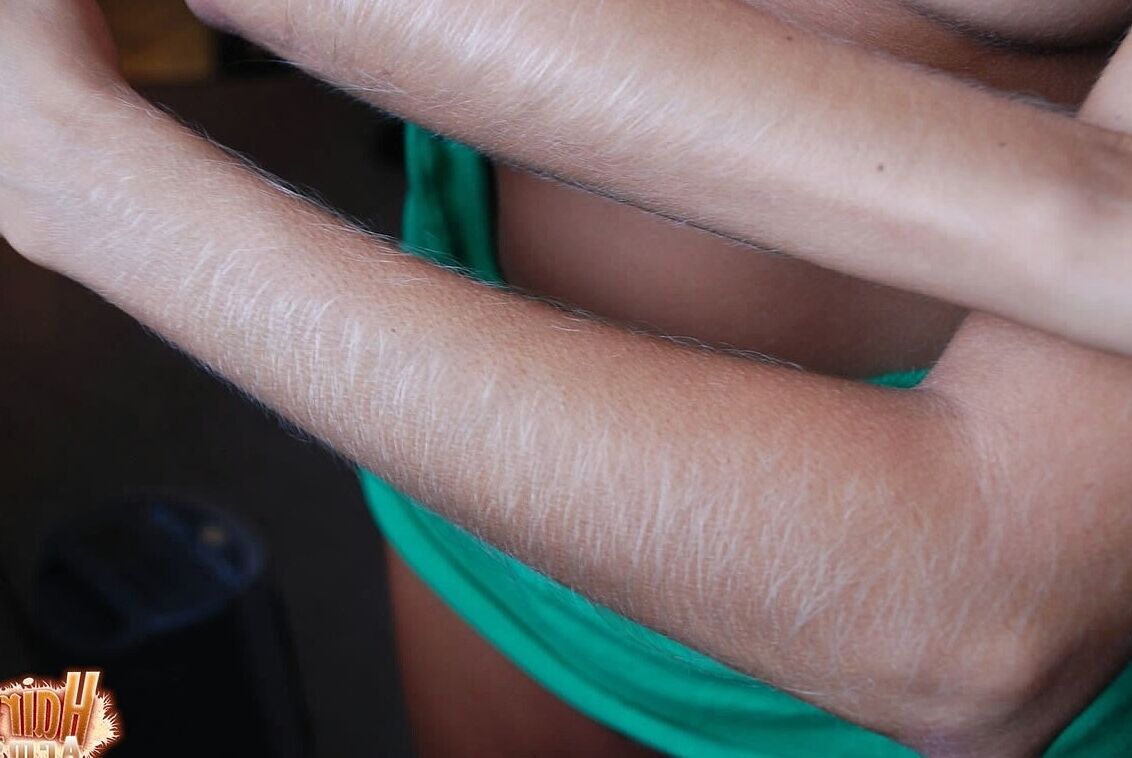 Lori Anderson, une MILF bronzée de 19P, montre ses tétons pointus.