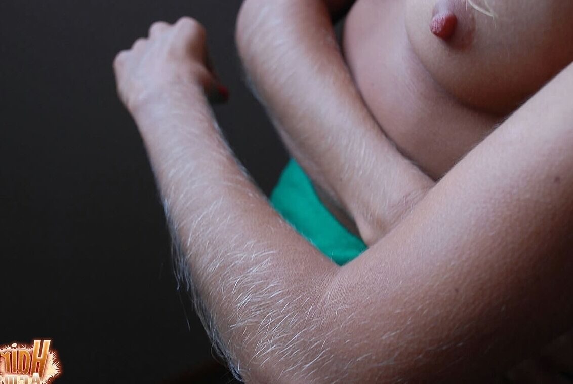 Lori Anderson, une MILF bronzée de 19P, montre ses tétons pointus.