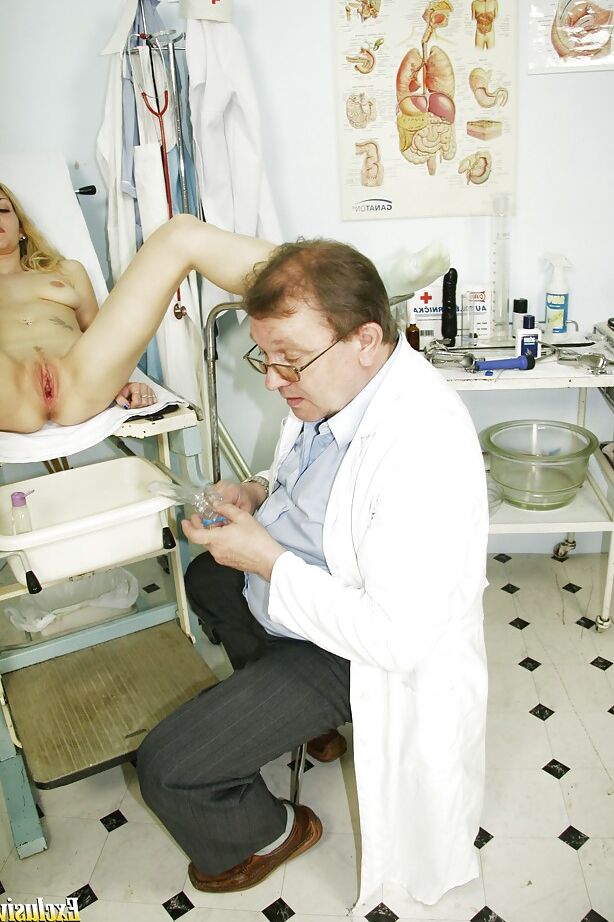 16P Smiley chick Sam a rendu visite à un médecin pour vérifier sa chatte humide