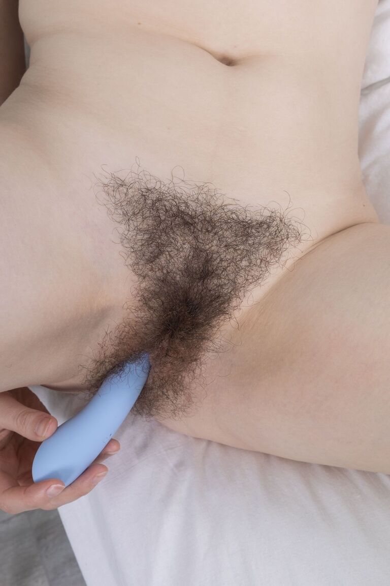 21P La jeune amateur Kira Stone enlève son short en jean et joue avec sa chatte poilue.