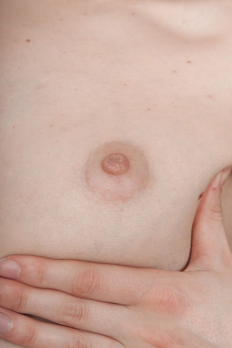 18P 素晴らしいブロンドの人形アミュザがソロアクションでポーズをとり、毛むくじゃらの陰部を見せます