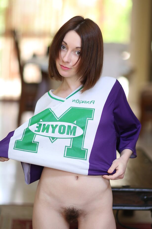 16P La joven morena Night se quita la camisa para un compromiso de modelaje desnuda