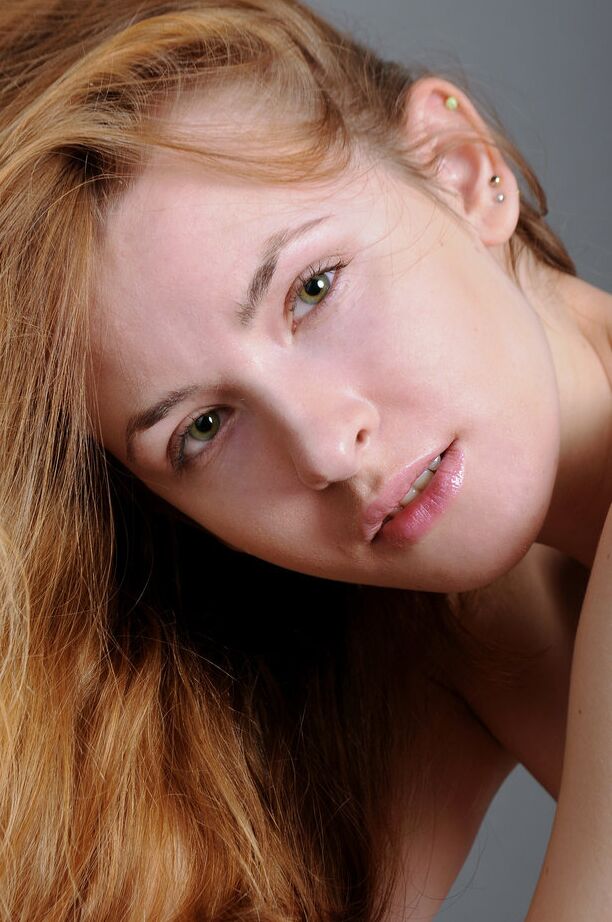 18P La rousse sexy Surime A enlève sa robe courte pour dévoiler ses tétons perky