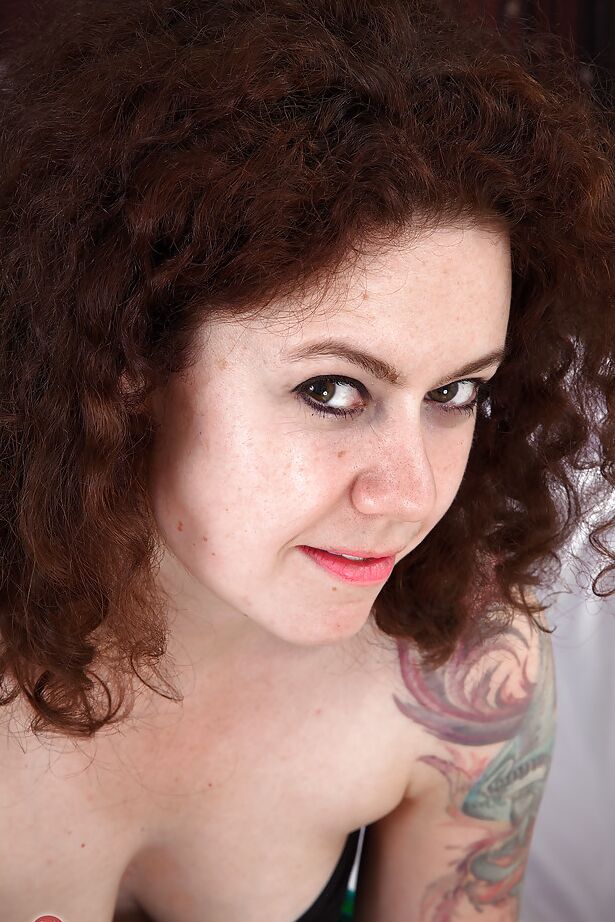 16P MILF mit haariger Muschi zieht ihr Höschen herunter und dehnt ihre klaffende Möse