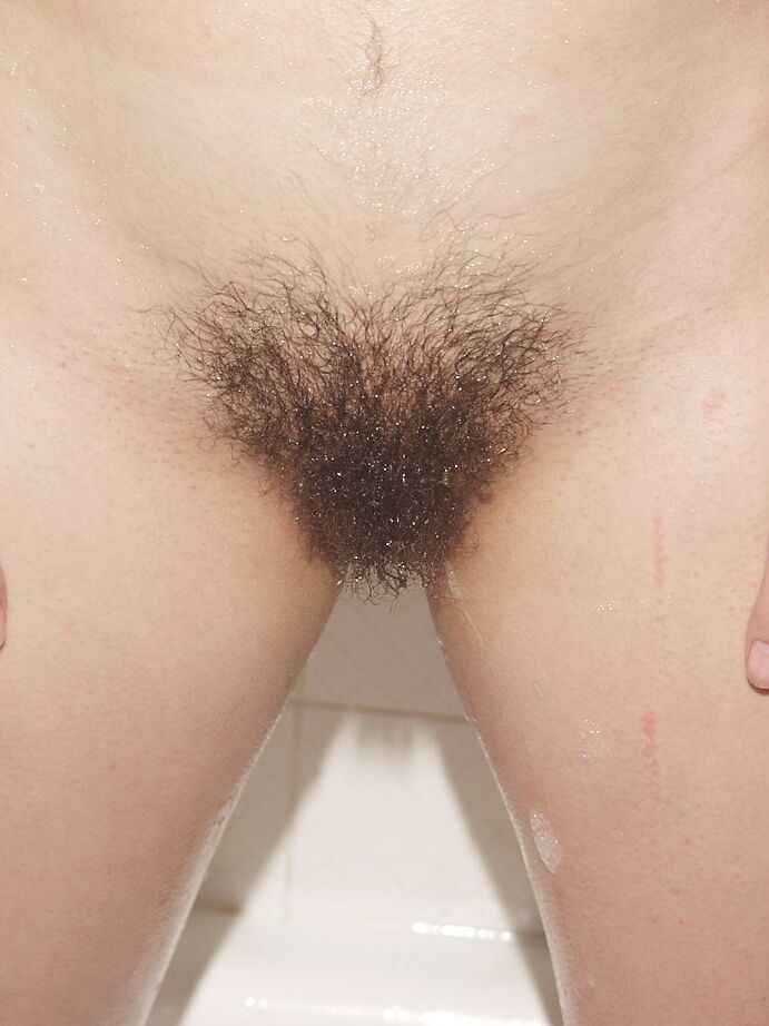 16P Venus, une latina amateur, exhibe de longs tétons dans une baignoire.
