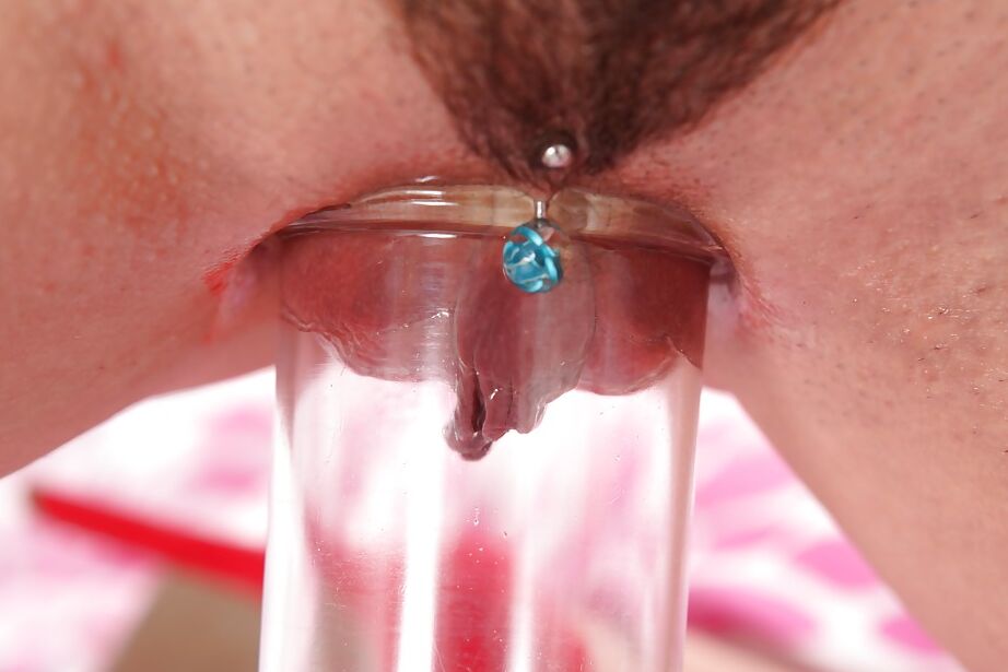 16P Blanche, superbe fille blonde, applique une pompe à vide sur un vagin percé
