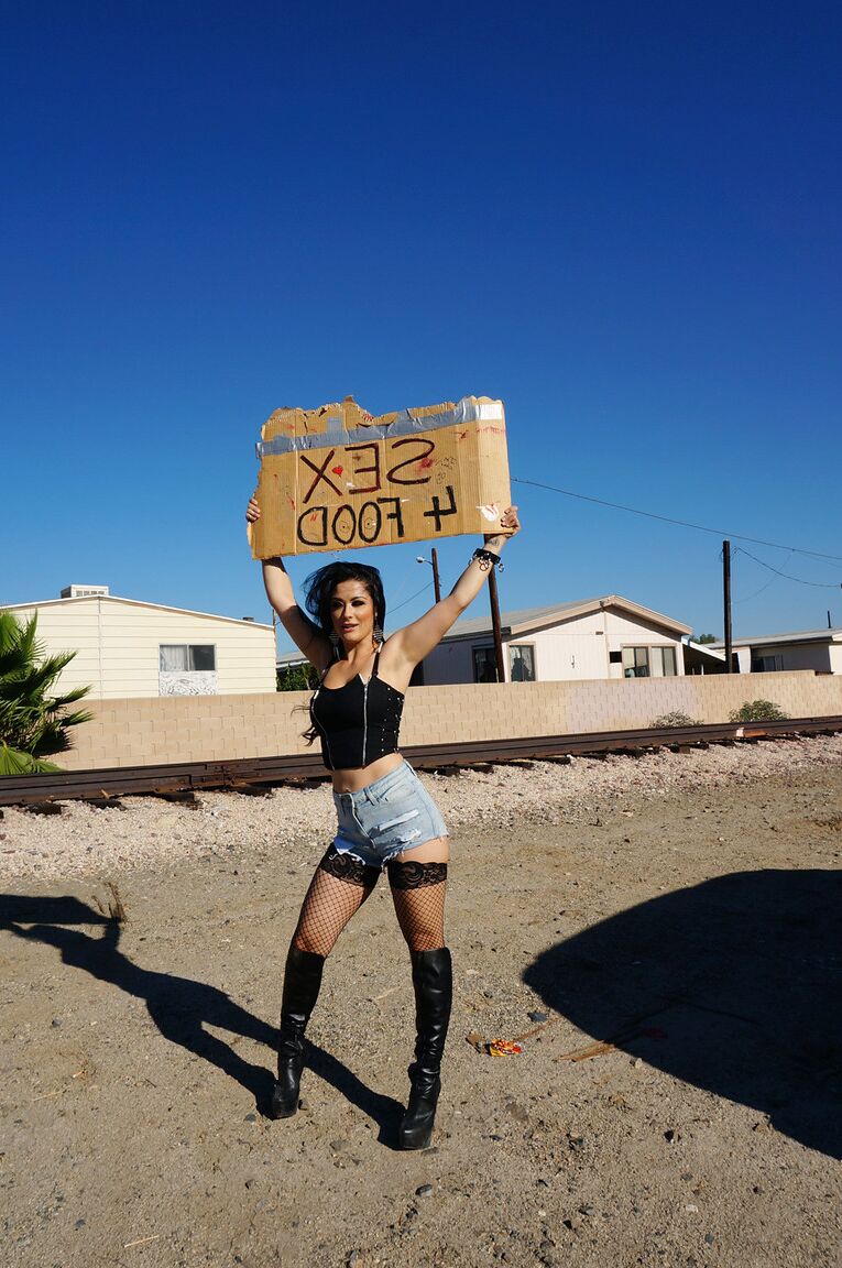 17P La tetona Katrina Jade se desnuda después de buscar comida en contenedores de basura
