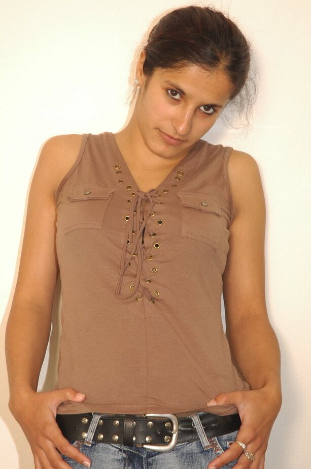 12P La modelo solitaria morena Demia se quita los jeans y la camisa para posar desnuda
