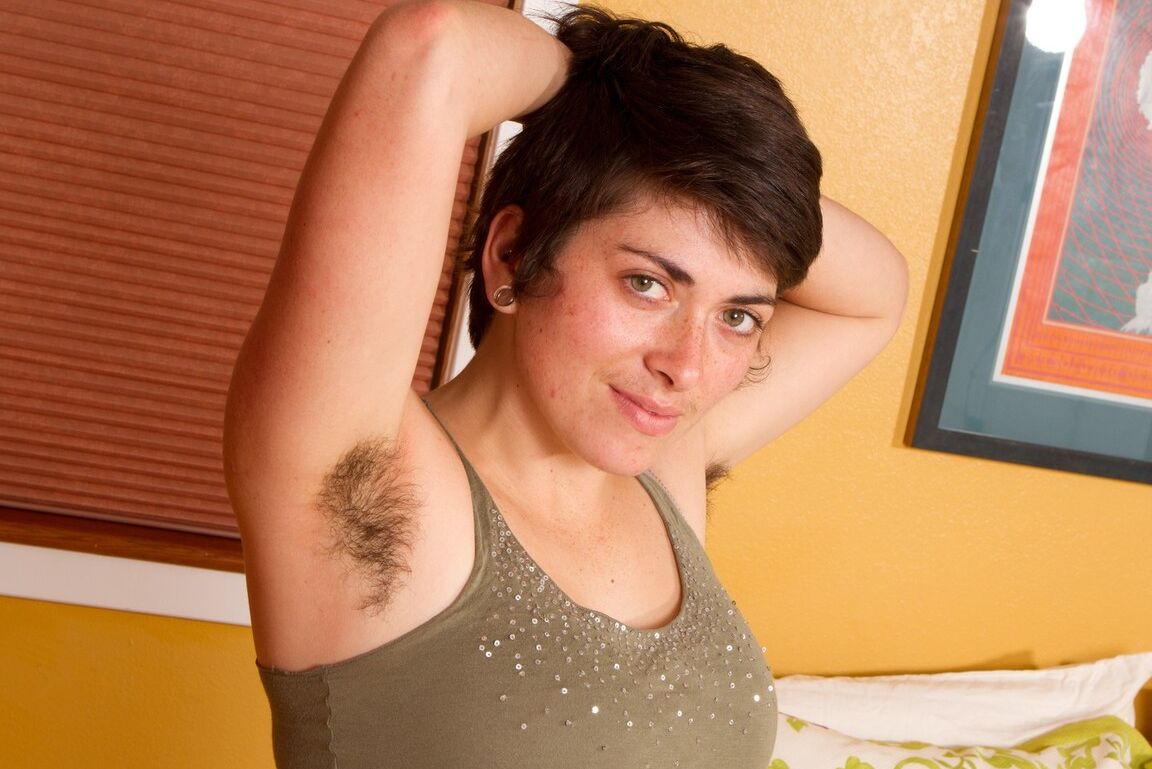 12P Solo-Mädchen mit kurzen Haaren zeigt beim Ausziehen ihre behaarten Achselhöhlen und ihren Busch