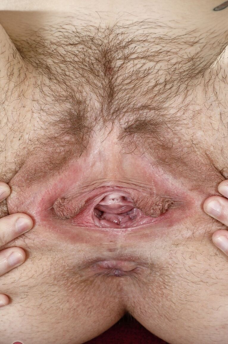 21P Nickey Huntsman, une fille ringarde, expose son joli corps et écarte sa chatte poilue.