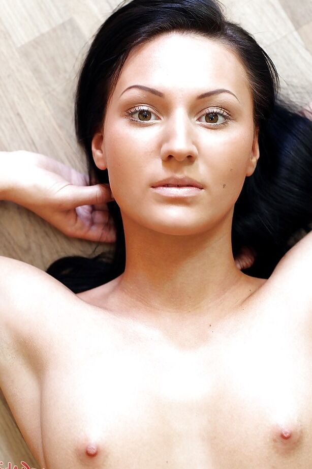 16P Bellezas adolescentes delgadas posando desnudas y mostrando sus cuerpos apretados
