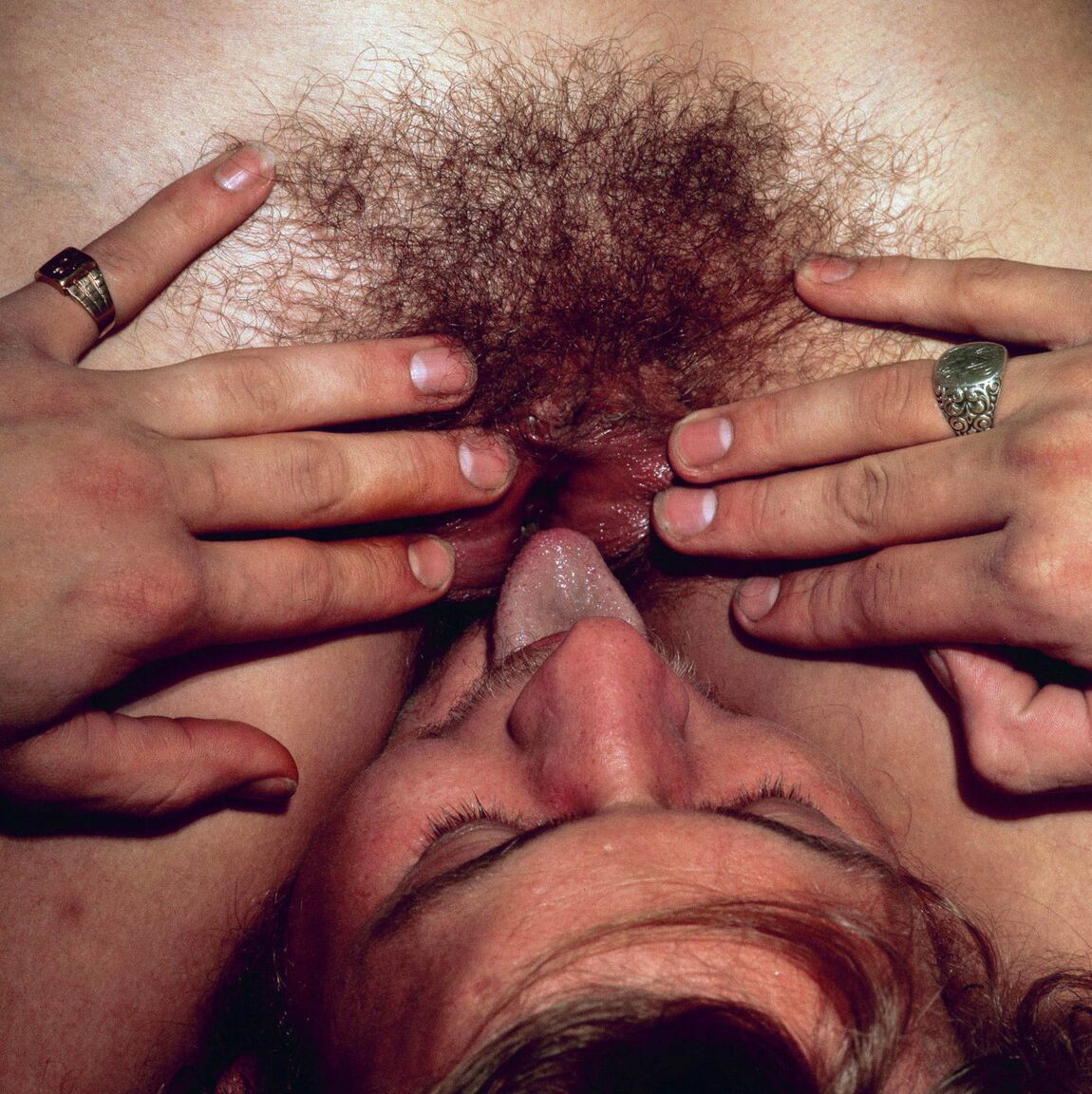 15P Chica de los 70 luce labios rojos mientras tiene sexo con medias y ligas calientes