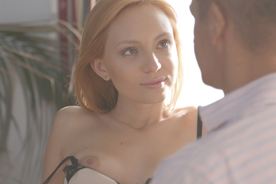 17P La belle Nataly Von laisse son amant jouir profondément dans son trou rasé