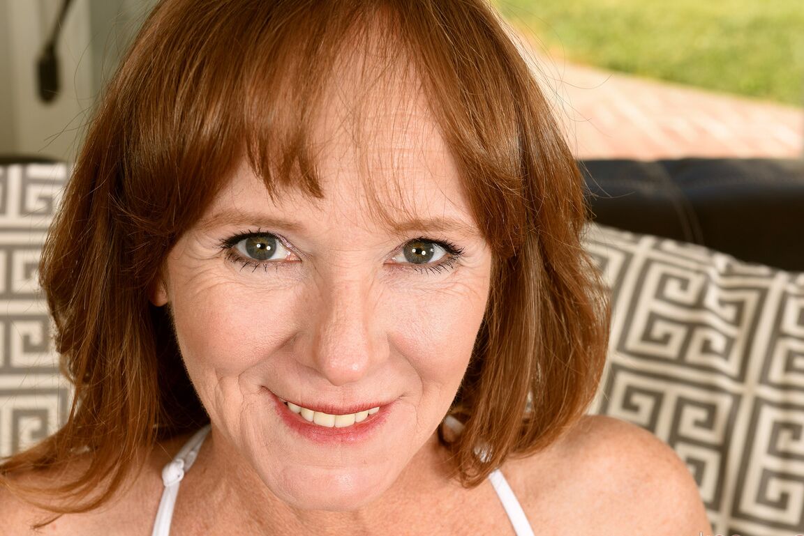 21P La chaude cougar Cyndi Sinclair enlève sa robe et exhibe son manchon en solo