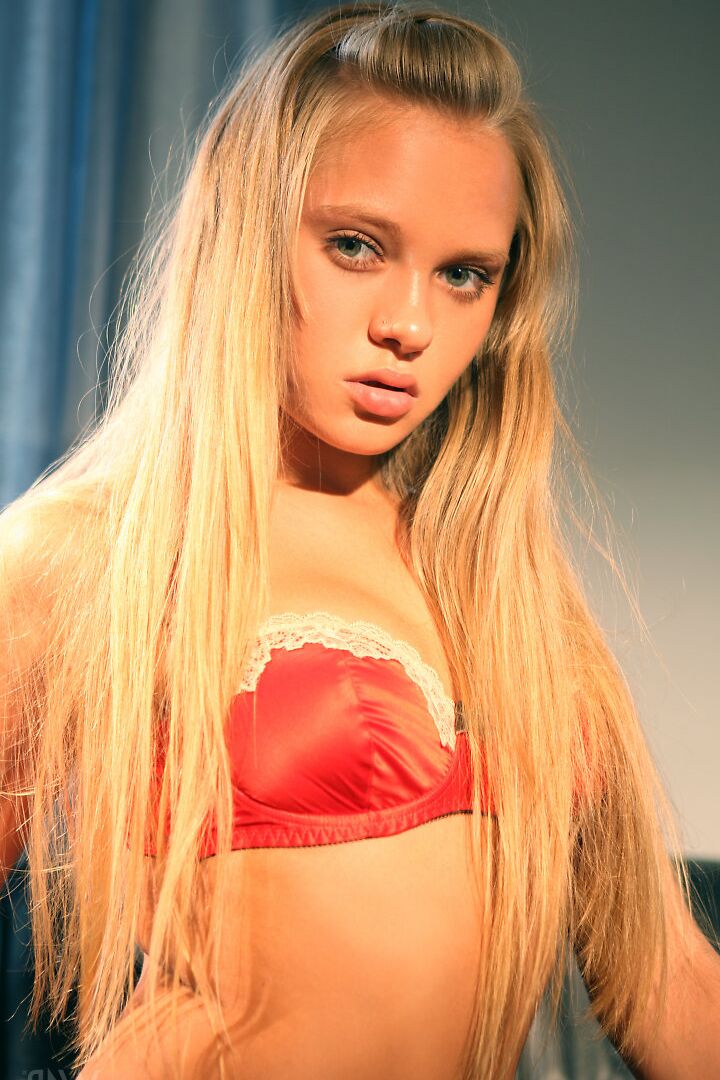 16P La joven rubia Willa se mete los dedos en su raja apretada mientras está desnuda en un sofá