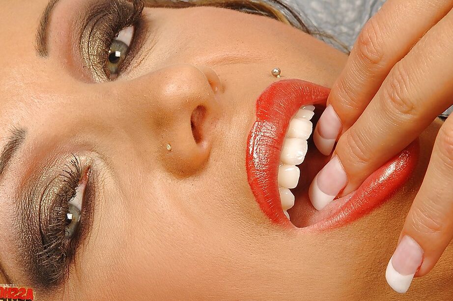 16P Amazing Candy Strong aux gros seins montre un étirement anal hardcore