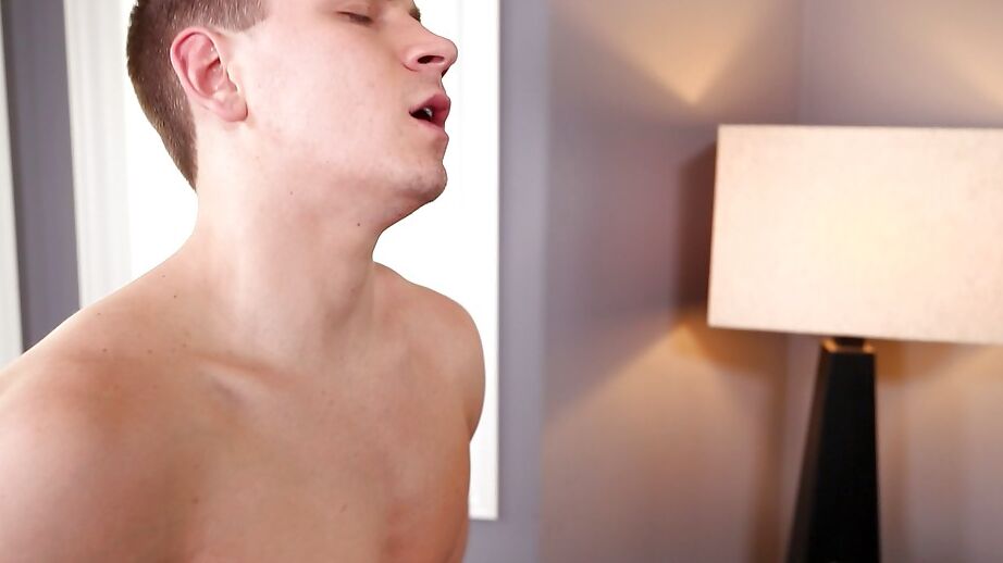 La star du porno 16P Hope Howell prend une éjaculation sur le visage après une relation sexuelle hardcore au bureau.