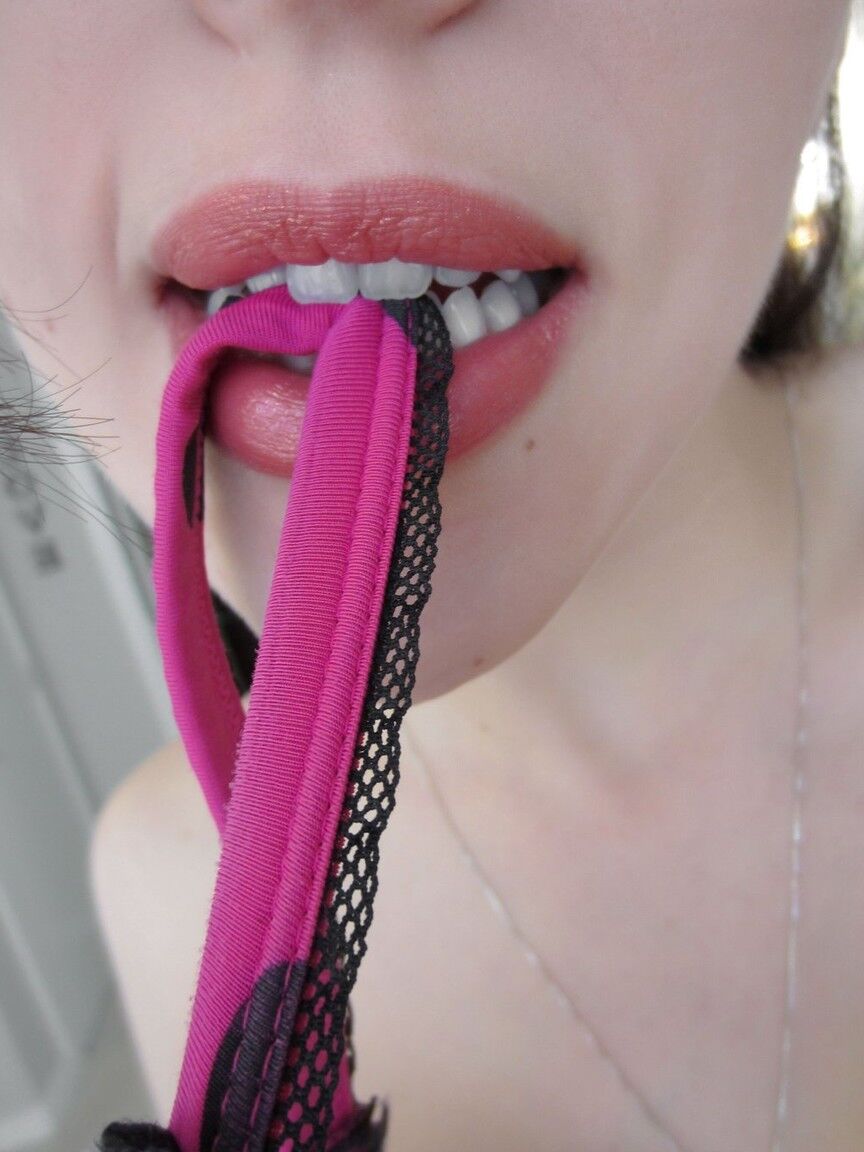 15P オタクの大きなおっぱいの美女ケイティ・バンクスがストリップしながら自分自身を撮影するクローズアップ