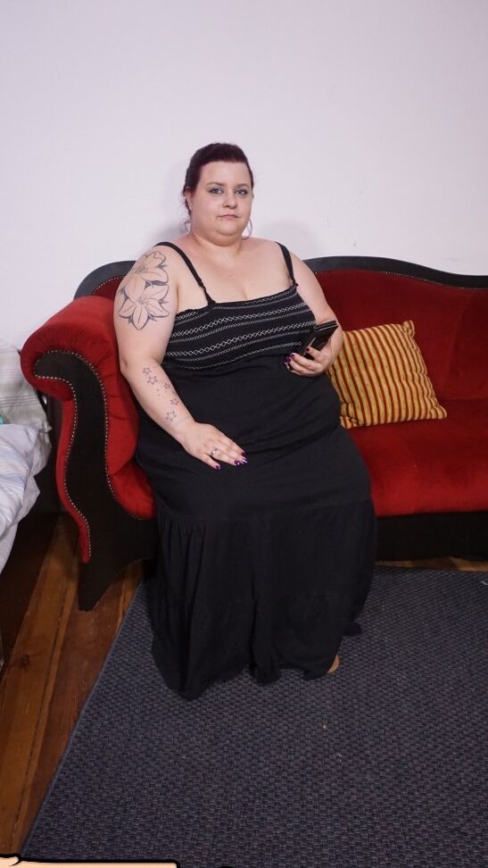 17P Tatuada alemã BBW dona de casa tiras para chupar pau