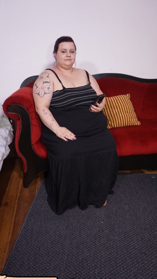 17P Tatuada alemã BBW dona de casa tiras para chupar pau