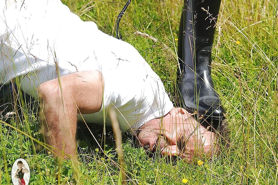 15P Femdom madura e sedutora brincando com seu animal de estimação humano ao ar livre