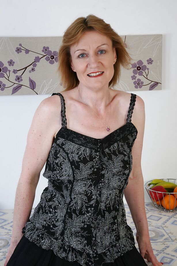 16P A gata madura Clare Cream está posando com sua roupa de meia favorita