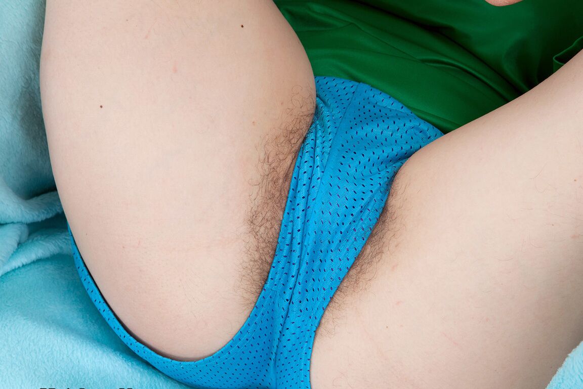 Das 16P-Amateurmodel Valentina Ross schiebt ihr Höschen zur Seite, um ihren vollen Busch zu zeigen