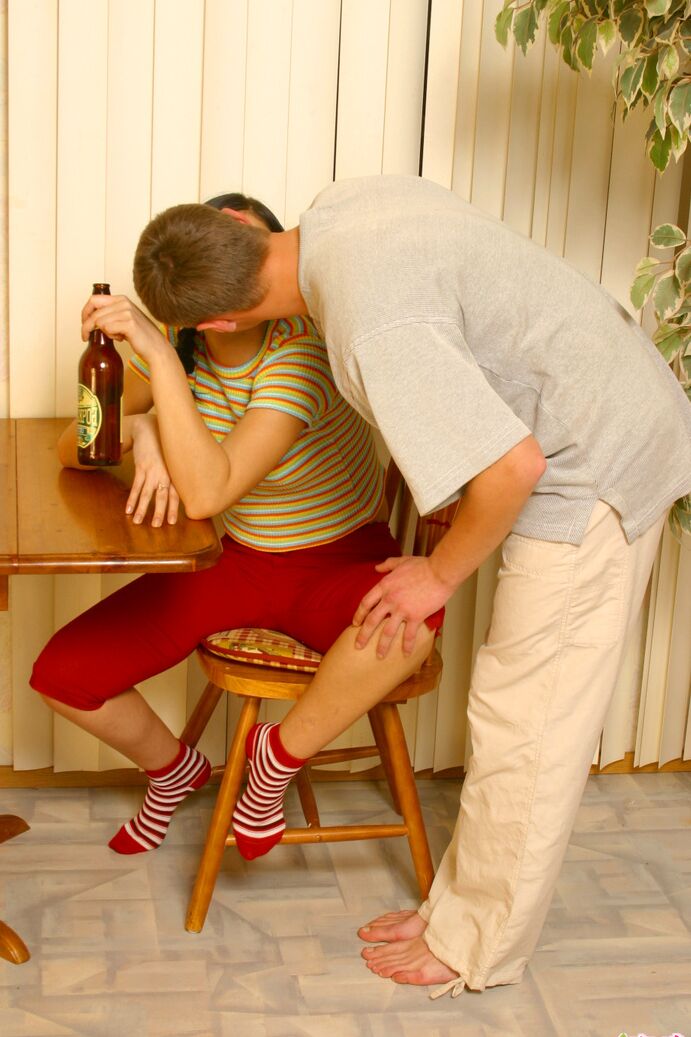 20P 甘い若い女の子はビールをノックバックした後、彼女の男と性交します