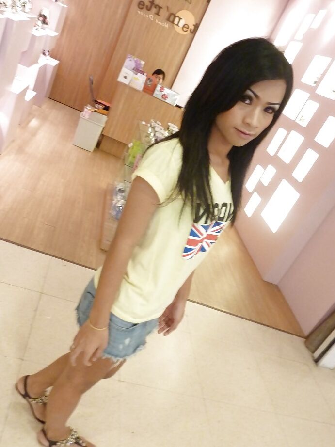 16P Ladyboy adolescente flaca Mo se quita la ropa interior para masturbarse a shedick