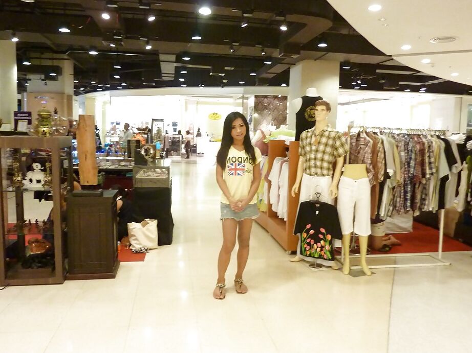 16P Ladyboy adolescente flaca Mo se quita la ropa interior para masturbarse a shedick